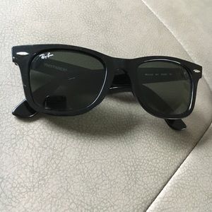 Ray-Ban Wayfarer Sunglasses- Black
